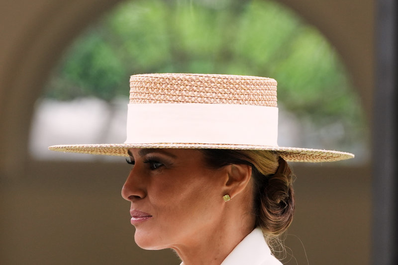 Här hör Melania Trump sin makes skämt. Foto: Jacquelyn Martin /AP/TT